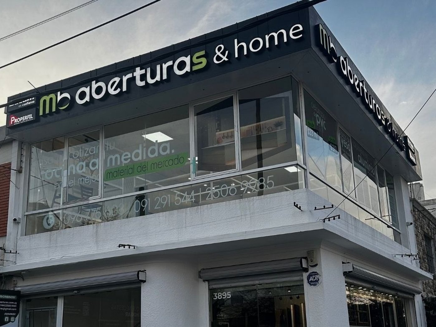 Showroom de MB Aberturas & Home en Av. Italia 3895 esquina Ramallo, Montevideo